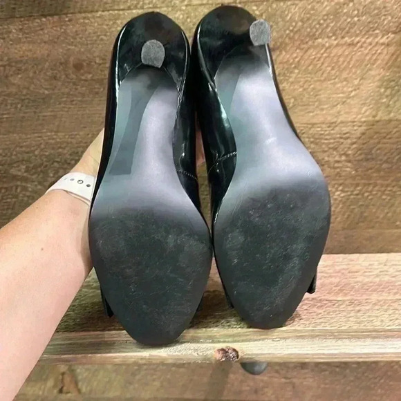 Tahari Peep Toe leather heels with bow on the front Size 8 - Picture 7 of 7